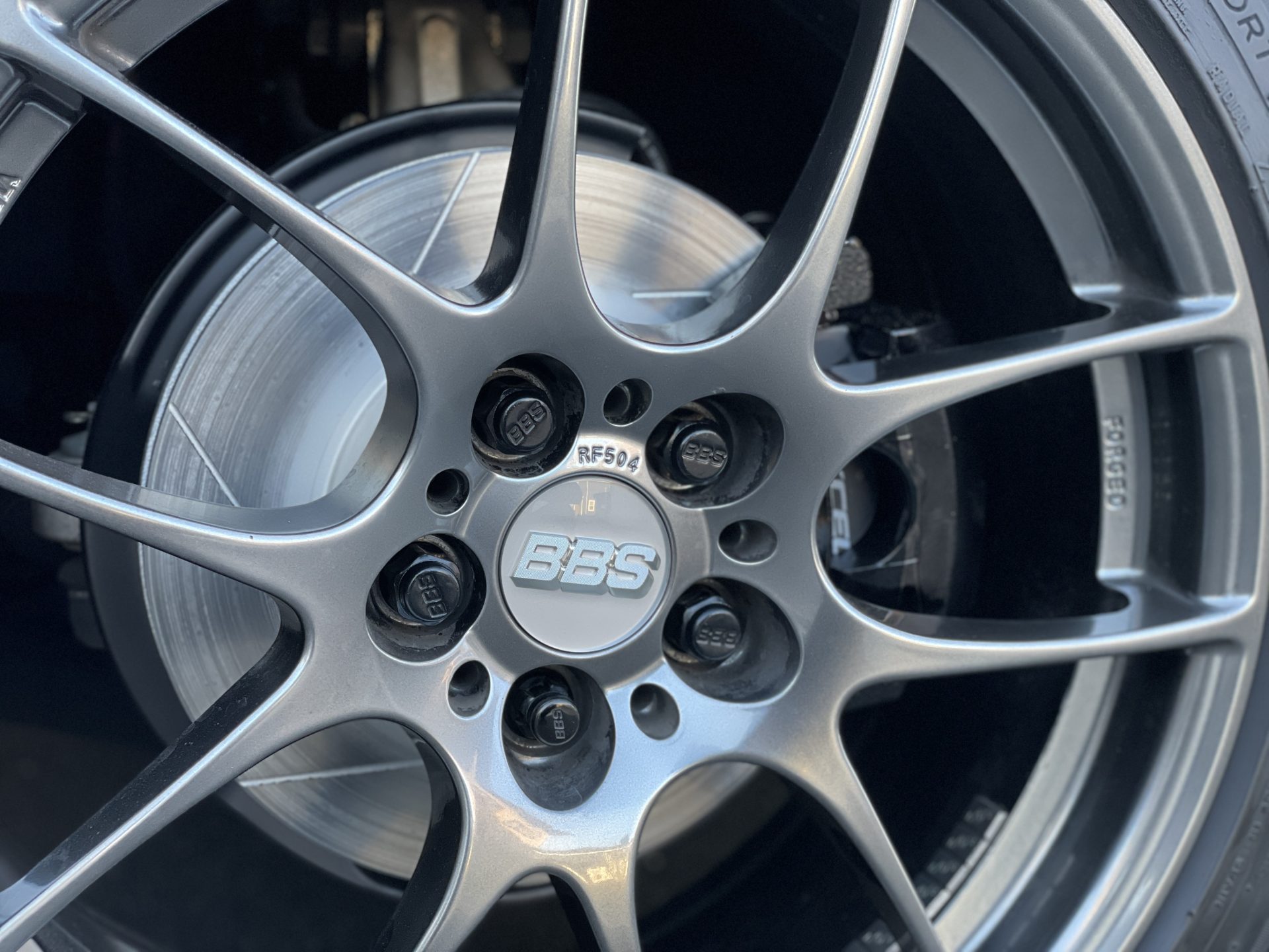 ZVW30プリウス後期型 ブレーキ周りリフレッシュとキャリパー塗装